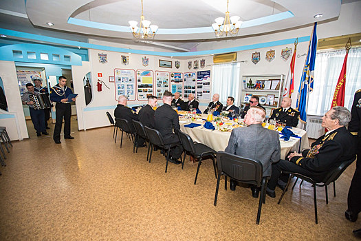 Командующий Тихоокеанским флотом принял участие во встрече с ветеранами Великой Отечественной войны во Владивостоке