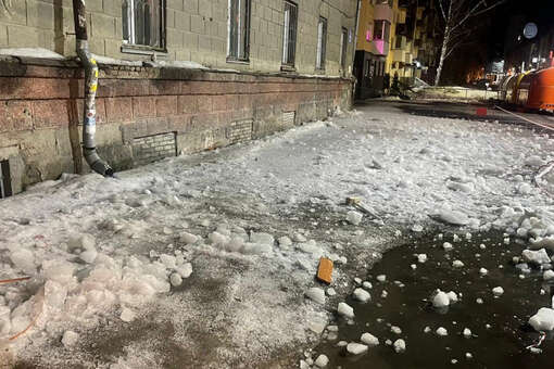 В Новосибирске на женщину рухнула глыба льда