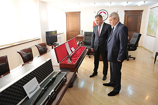 Президент Южной Осетии передал музею подарки Путина