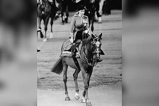 Опубликовано архивное фото молодой Елизаветы II верхом на коне