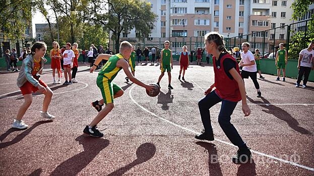 Новую баскетбольную площадку открыли у школы № 13 Вологды