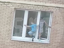 В Балашихе ребенок гулял по карнизу окна 11-го этажа и попал на видео