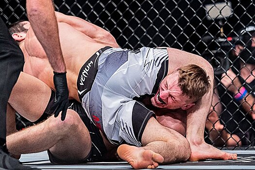 Ислам Махачев болевым приёмом победил Дэна Хукера на турнире UFC 267, видео