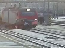 Следователи возбудили уголовное дело после столкновения трактора с поездом