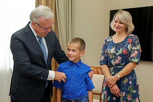 В Красноярске наградили 10-летнего мальчика за спасение мамы из тонущей машины