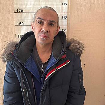 Россиянин с пистолетом уложил женщину на пол ради плюшевого медведя и цветов