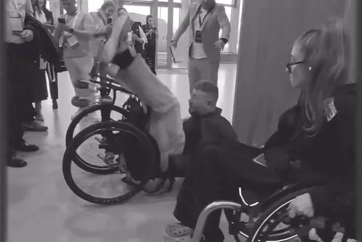 Артемий Лебедев упал с инвалидной коляски