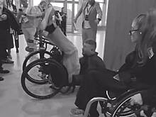 Артемий Лебедев упал с инвалидной коляски