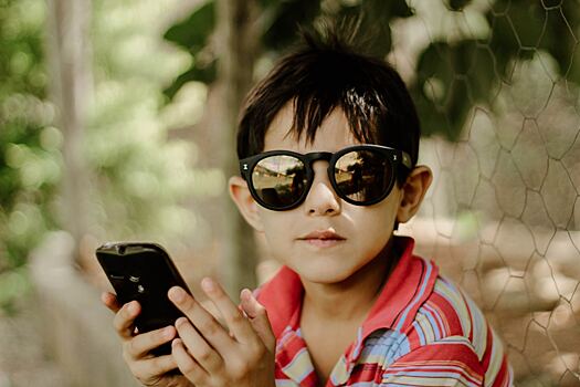 Как ранняя покупка смартфона влияет на психику ребенка