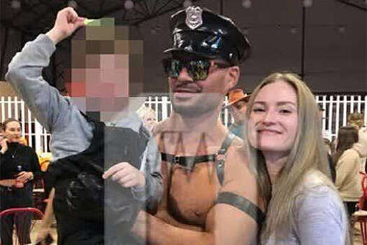 Москвич заявил на жену в полицию за пропаганду ЛГБТ из-за фото сына с косплей-вечеринки