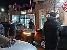 Два автомобиля столкнулись около ТРЦ в центре Рязани