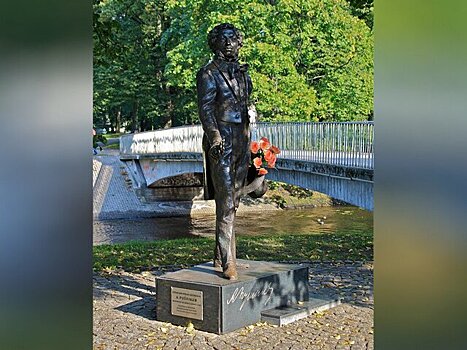 Памятник Пушкину вывезли из Кронвальдского парка в Риге