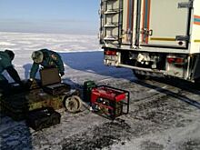 Спасатели вытащили из кюветов на орской трассе бензовоз и легковую машину