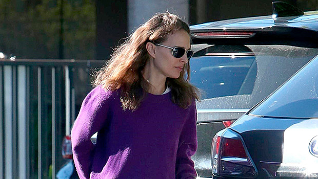 Да будет цвет: лиловый свитер преобразил повседневный образ Натали Портман