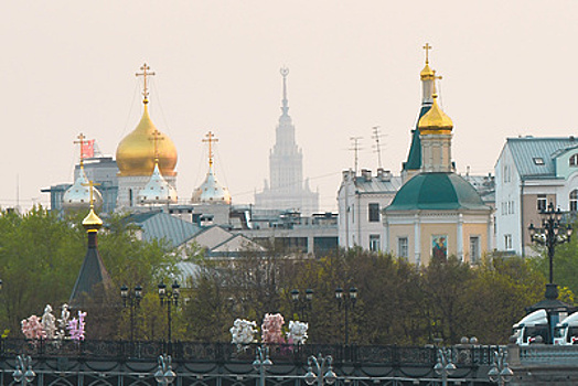Улицы Москвы с понедельника украсили открытками в честь Дня семьи, любви и верности