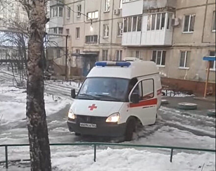 В ледяных торосах на Тархова застряла машина скорой помощи на пути к больному