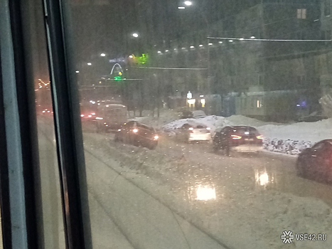 Легковушка "встала боком" после ДТП с маршруткой в Кемерове