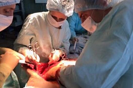 В больнице Красноярска по новому прооперировали мужчину с гигантской грыжей
