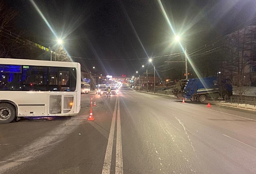 В аварии мусоровоза с автобусом пострадали работники «Омского каучука»