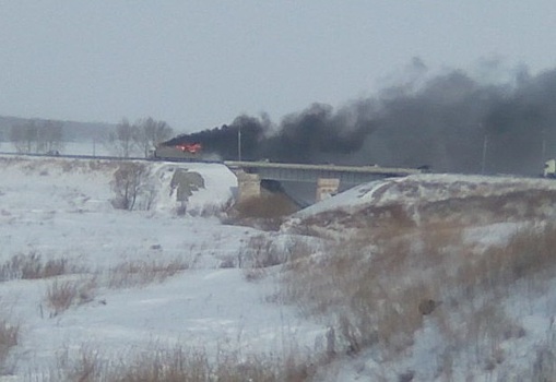 Водители встали в длинную пробку под Новосибирском из-за горящей фуры