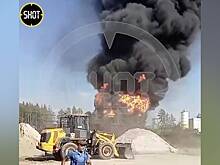 Мощный пожар на складе химикатов в российском городе сняли на видео