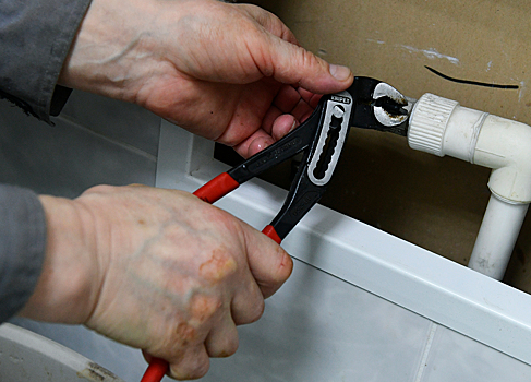 Москвичи пожаловались на 10-летнее затопление квартир стоками из канализации