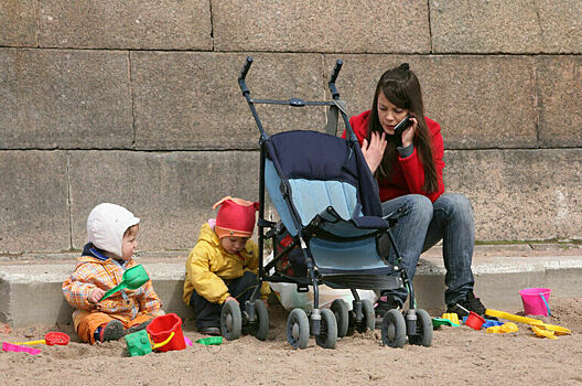 Размер ежемесячных пособий на детей увеличили в Подмосковье