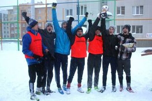 Сугробы и мяч. В Ханты-Мансийске сыграли в футбол на снегу