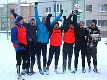 Сугробы и мяч. В Ханты-Мансийске сыграли в футбол на снегу