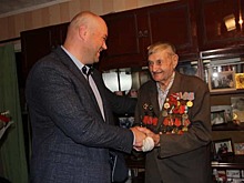 Цветы и чайник подарили на 100 лет участнику взятия Берлина Виктору Ильиных