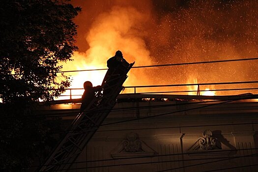 Жилой дом в огне: в Бельцах срочно эвакуировали десятки семей