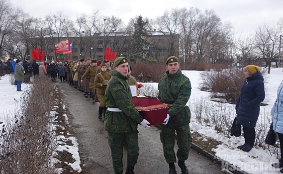 Бойца Великой Отечественной, обнаруженного курскими поисковиками, похоронили на родной улице в Краснодоне