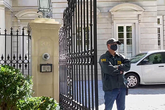 Bloomberg: ФБР в ходе обысков в домах у родственников Дерипаски изъяло очки и ботинки