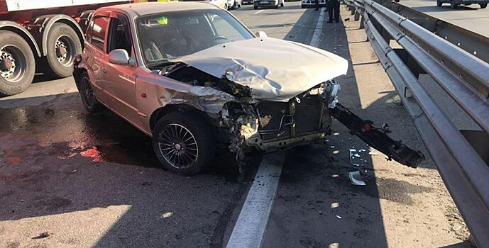 На М-4 «Дон» в Аксайской районе столкнулись грузовик и легковушка