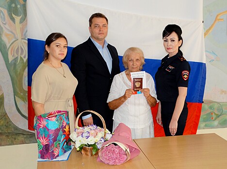 В Астрахани полицейские вручили паспорт гражданина РФ 82-летней женщине из Мариуполя