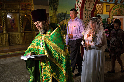 РПЦ отказалась венчать пары в День семьи из-за Петровского поста