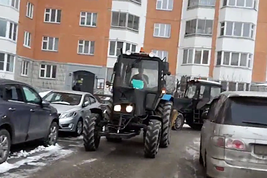 Районный депутат показал имитирующих уборку снега трактористов