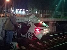 Фото: "Мазда" влетела под железнодорожную платформу в Подмосковье