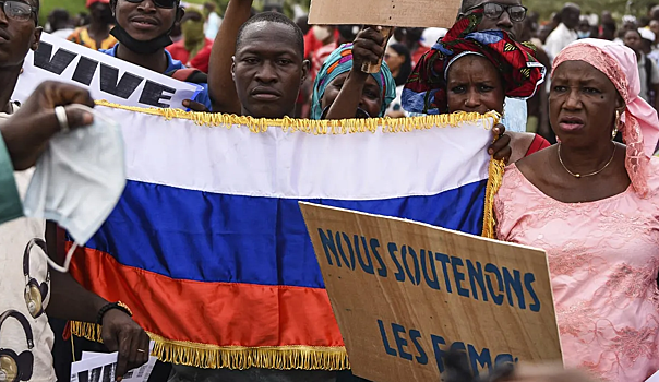 Жители Банги вышли на митинг в поддержку России