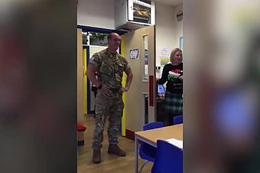 Трогательная встреча солдата с сыном после долгой разлуки попала на видео