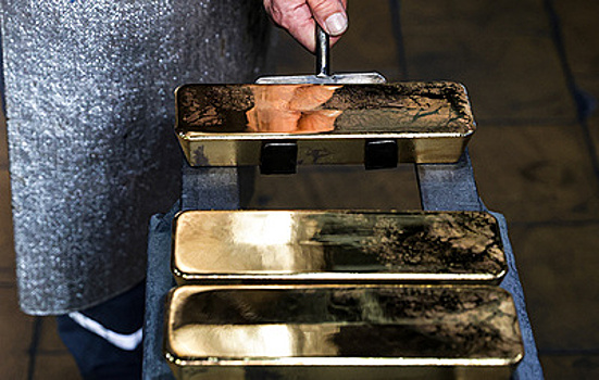 Стоимость фьючерса на золото поднялась выше $4 050 впервые с 30 октября