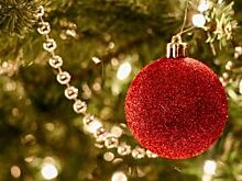 И вот она, нарядная. Плюсы и минусы деревьев из полимера и натуральных ёлок