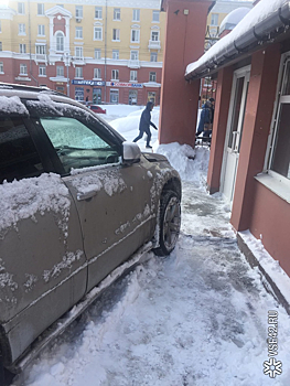"Снежный" автохам перекрыл дорогу пешеходам в центре Кемерова