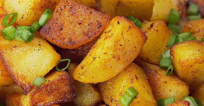 «Всегда добавляю муку и чеснок, когда жарю картошку». Получается хрустящая корочка, как с картинки