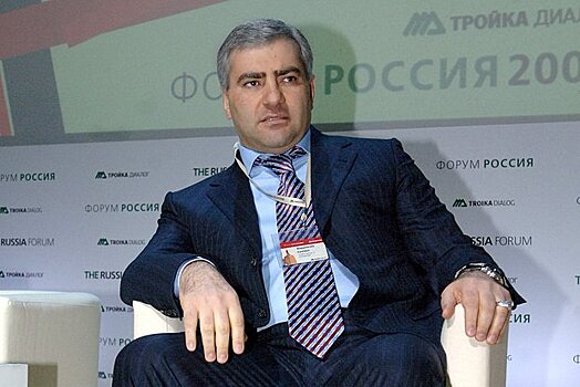 Карапетян вышел из дома и сел в полицейскую машину