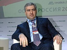 Карапетян вышел из дома и сел в полицейскую машину