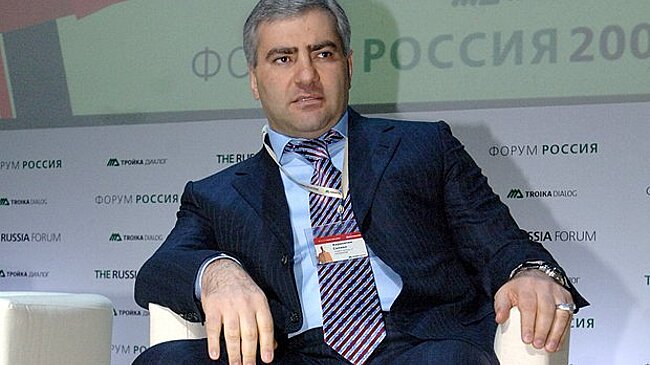 Карапетян вышел из дома и сел в полицейскую машину