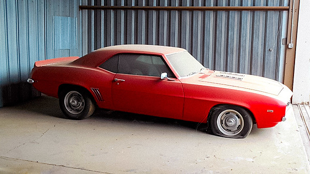 Пылившийся 20 лет в ангаре Chevrolet Camaro пустили с молотка