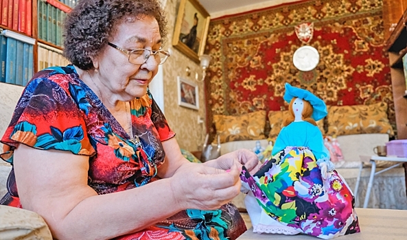 Волгоградка в свои 88 лет шьет куклы ручной работы