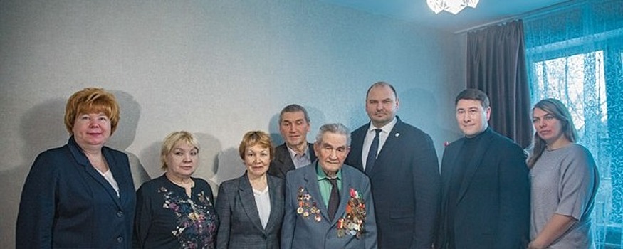 Глава администрации Чебоксар Спирин проверил ремонт в квартире ветерана Великой Отечественной войны